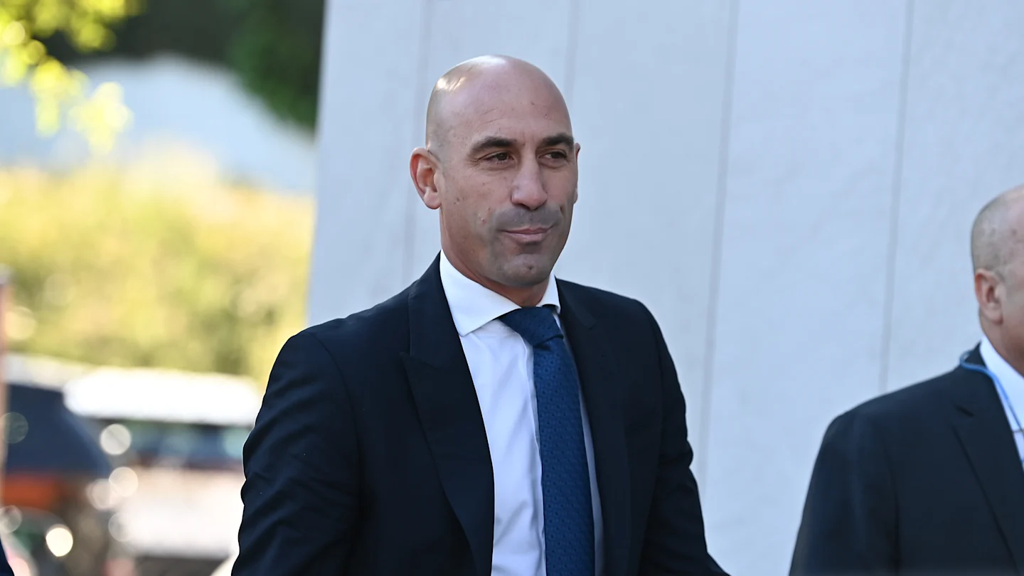 Fostul șef al fotbalului spaniol Luis Rubiales judecat pentru sărutul de la Cupa Mondială.