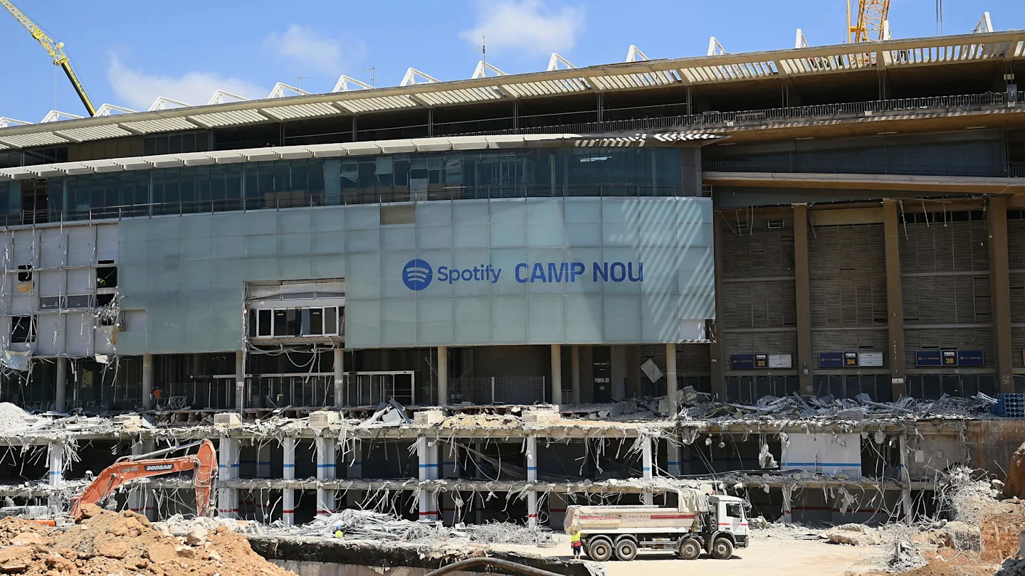 Barcelona ia o decizie privind întoarcerea la Camp Nou după întârzieri de construcție.