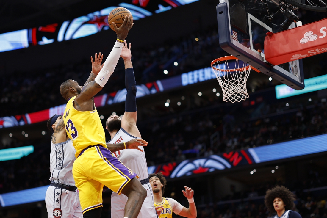 Deadspin | LeBron James și fiul său Bronny contribuie la victoria Lakers asupra Wizards