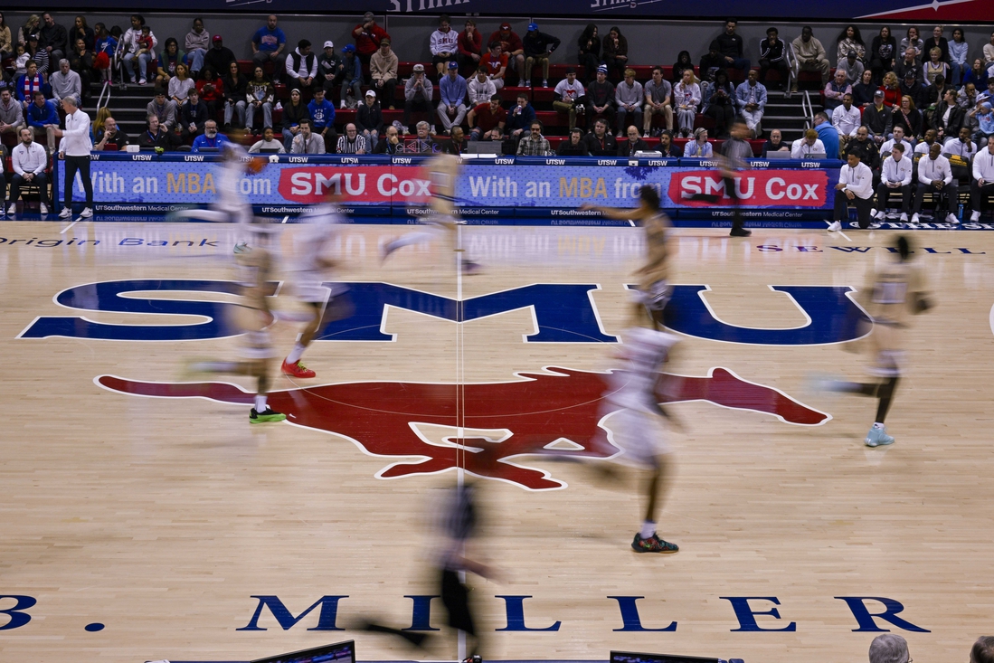 Rick Hart, directorul sportiv de la SMU, va demisiona.